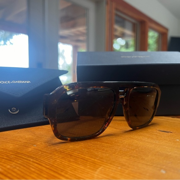 D&G sunglasses women's like new bought new at holt Renfrew Vancouver - Picture 6 of 7